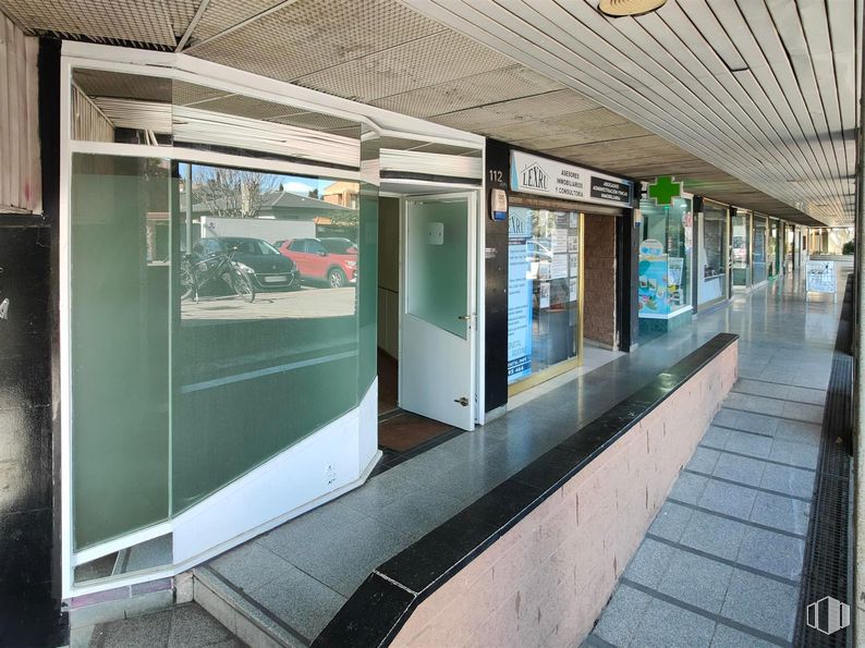 Retail for sale at C.C. Zocoslada, Avenida de España, 23, Coslada, Madrid, 28820 with property, house, wall, building, glass, vehicle, public transport, urban area, flooring and window around