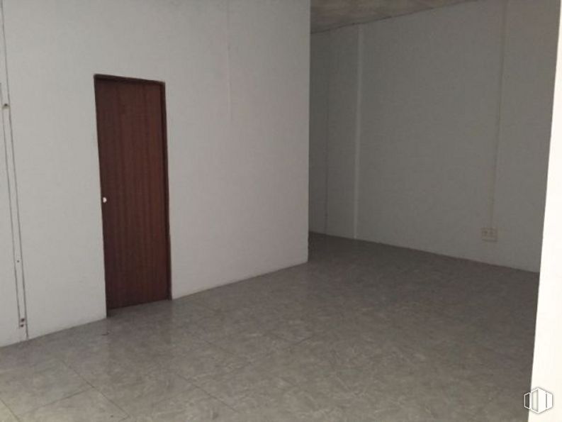 Local en alquiler y venta en Avenida Constitución, 184, Torrejón de Ardoz, Madrid, 28850 con puerta, accesorio, madera, suelo, piso, madera, exterior automotriz, pintura, tinte para madera y techo alrededor