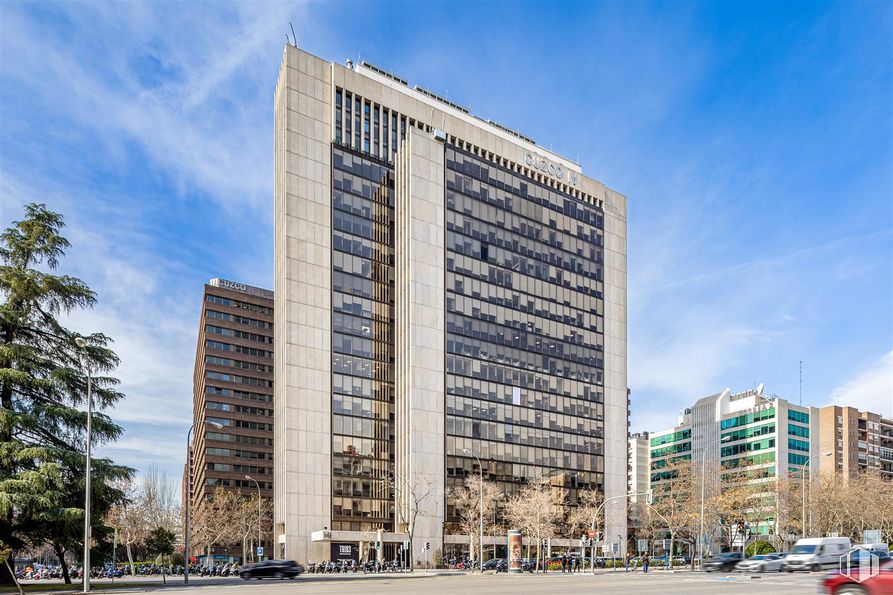 Office for rent at Edificio Cuzco IV, Paseo Castellana, 141, Tetuán, Madrid, 28046 with building, daytime, urban area, high-rise building, metropolitan area, city, skyscraper, commercial building, facade and metropolis around