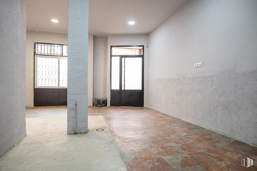 Retail for sale at Calle Virgen de las Fuentes, Ávila, 05005 with window, door, wall, flooring, floor, ceiling, composite material, concrete, tile flooring and daylighting around