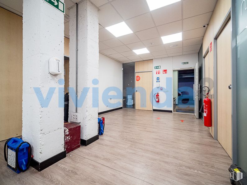 Nave en alquiler en Zona Valdefuentes, Hortaleza, Madrid, 28033 con bolsa, edificio, maletas y bolsas, accesorio, suelos, madera, casa, gas, hall y mochila alrededor