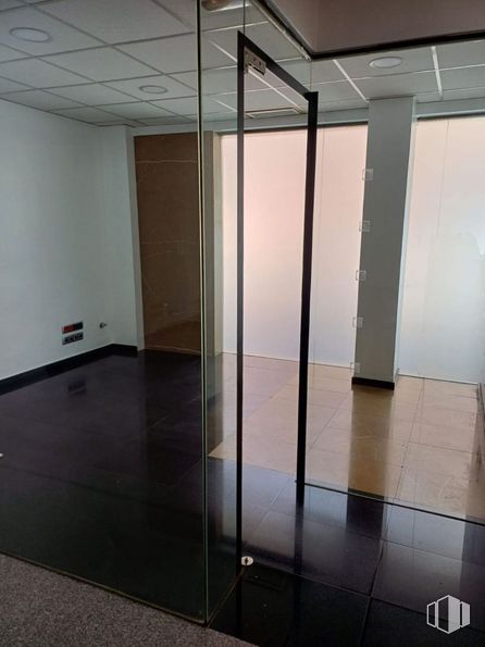 Retail for rent at Ronda Plazuela, Las Rozas de Madrid, Madrid, 28230 with fixture, building, flooring, interior design, floor, wall, composite material, tile flooring, automotive exterior and glass around