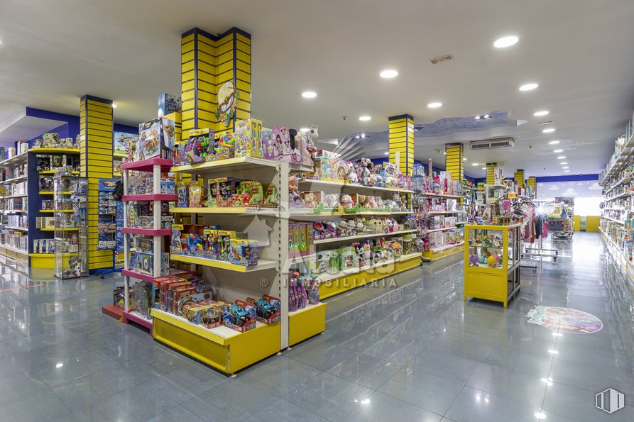 Retail for sale at Zona Centro, Alcalá de Henares, Madrid, 28805 with furniture, shelf, shelving, customer, convenience store, retail, convenience food, publication, trade and shopping around