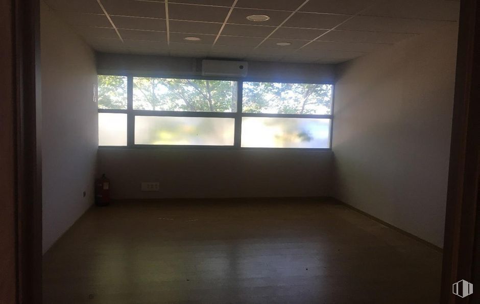 Nave en alquiler en Avenida Cantueña, 2, Fuenlabrada, Madrid, 28947 con ventana, edificio, accesorio, madera, sombra, suelos, tintes y matices, vidrio, madera dura y hall alrededor