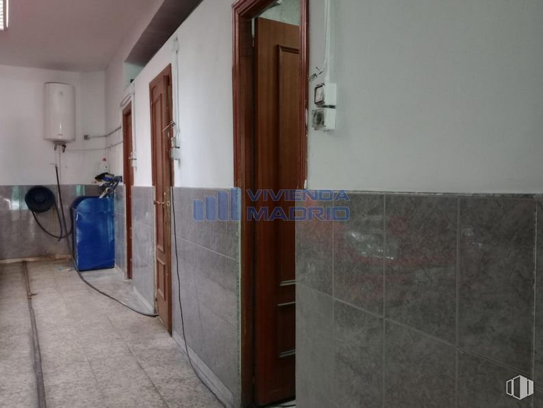 Local en alquiler y venta en Calle Inmaculada Concepción, Carabanchel, Madrid, 28019 con puerta, edificio, accesorio, asa, suelo, madera, suelos, casa, madera dura y pintura alrededor