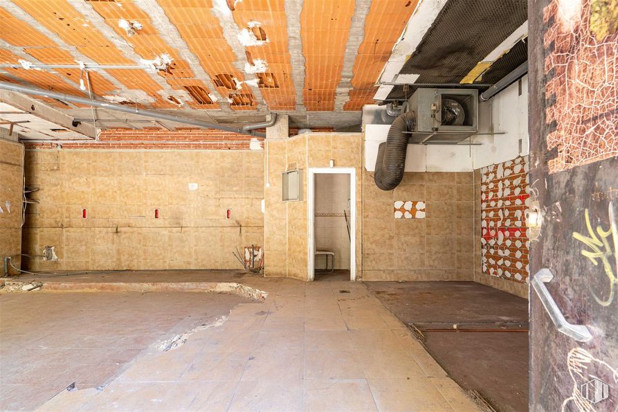 Retail for rent at Avenida Doctor García Tapia, Moratalaz, Madrid, 28030 with door, building, wood, house, interior design, floor, flooring, wall, ceiling and hall around