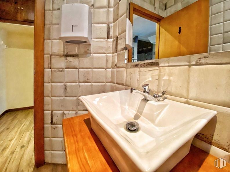 Retail for sale at Casco urbano, Villanueva de Bogas, Toledo, 45410 with sink, tap, brown, plumbing fixture, property, bathroom sink, mirror, wood, bathroom and flooring around