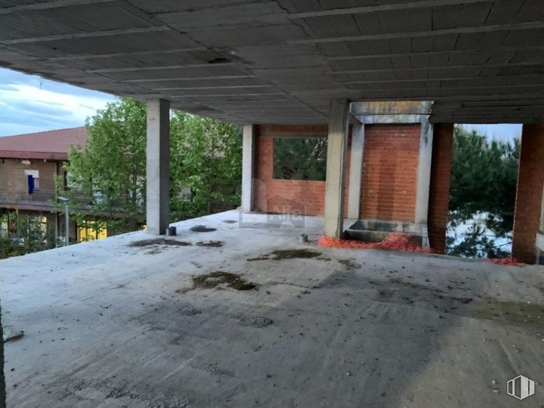 Industrial for rent at Calle Sandro Pertini, 6, Navas del Rey, Madrid, 28695 with window, plant, land lot, floor, shade, wood, tree, road surface, asphalt and sky around