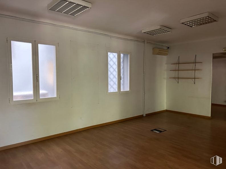 Oficina en alquiler en Calle Ríos Rosas, 36, Chamberí, Madrid, 28003 con ventana, lámpara, mueble, alumbrado, madera, hall, interiorismo, edificio, sombra y accesorio alrededor