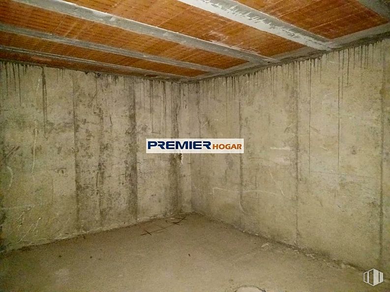 Retail for rent at Calle Illescas, 12, Yuncos, Toledo, 45210 with building, wood, flooring, composite material, ceiling, concrete, beam, house, room and pattern around