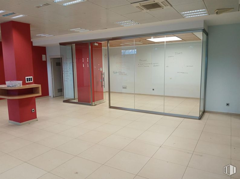 Local en alquiler en Calle Cuenca, 13, Leganés, Madrid, 28914 con puerta, suelos, suelo, interiorismo, techo, vidrio, material compuesto, transparencia, edificio comercial y metal alrededor