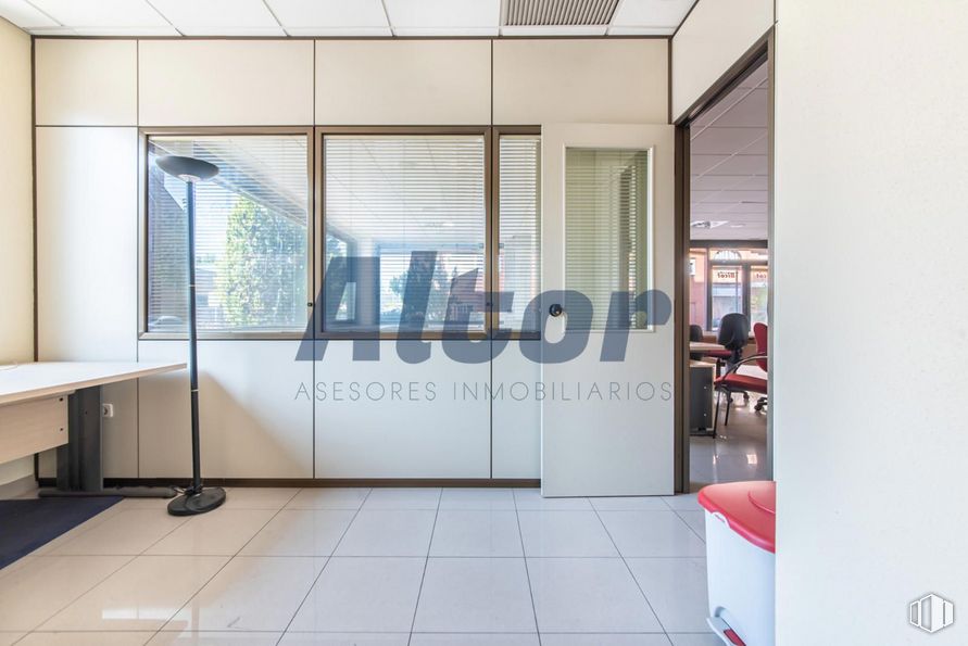 Retail for sale at Calle Rocinante, Fuencarral - El Pardo, Madrid, 28034 with person, desk, window blind, window, building, fixture, flooring, automotive exterior, wood and floor around