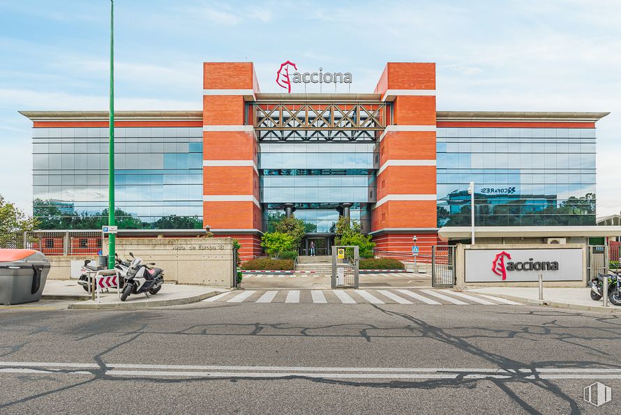 Oficina en alquiler en Avenida Europa, 18, Alcobendas, Madrid, 28108 con edificio, cielo, nube, asfalto, neumático de automoción, fachada, gas, neumático, carretera y ciudad alrededor