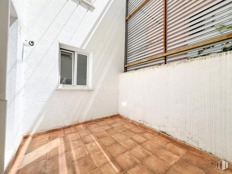 Local en venta en Calle Olivo, Moncloa - Aravaca, Madrid, 28023 con ventana, propiedad, edificio, accesorio, madera, sombra, rectángulo, suelo, pared y material compuesto alrededor