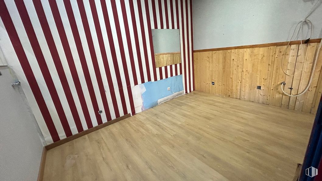 Local en alquiler en Calle Pozas, San Lorenzo de El Escorial, Madrid, 28200 con suelos, madera, suelo, suelos de madera, madera dura, tinte para madera, habitación, suelo laminado, tablón y techo alrededor