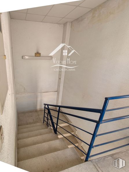 Industrial for rent at Carretera Villaverde a Vallecas, Villa de Vallecas, Madrid, 28031 with flooring, floor, stairs, apartment, handrail, glass, ceiling, daylighting, building material and hardwood around