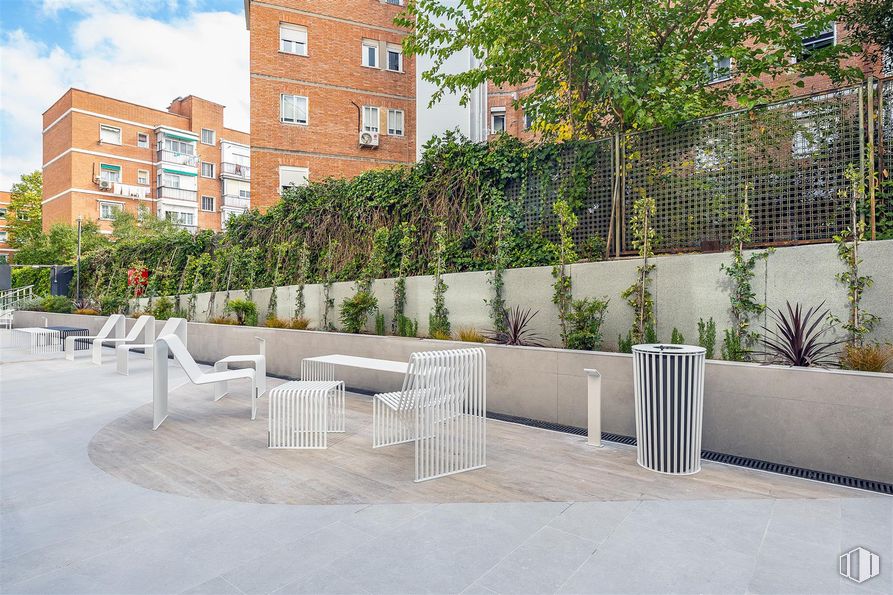 Oficina en alquiler en Edificio NOX, Avenida San Luis, 25, Hortaleza, Madrid, 28033 con mesa de trabajo, edificio, planta, propiedad, ventana, superficie de la carretera, árbol, diseño urbano, muebles de exterior y mesa alrededor