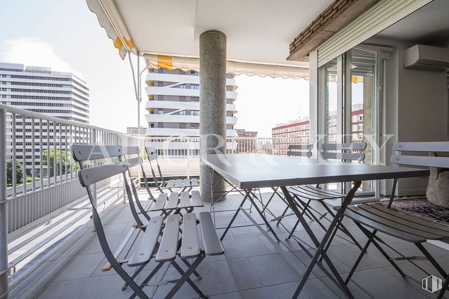 Office for rent at Calle Doctor Esquerdo, Retiro, Madrid, 28007 with building, kitchen & dining room table, chair, table, furniture, interior design, wood, shade, sky and floor around