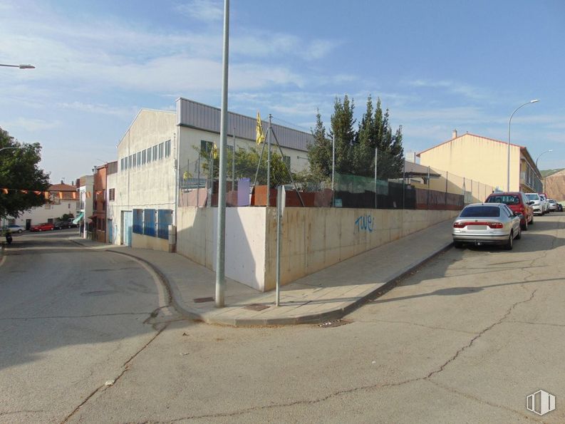 Land for sale at Calle San Antón, Guadalajara, 19193 with car, sky, cloud, building, street light, vehicle, road surface, asphalt, tree and residential area around