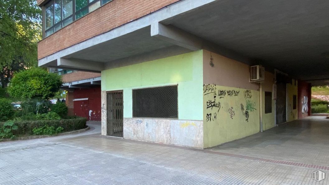 Retail for sale at Calle Cardenal González Mendoza, 3, Guadalajara, 19001 with plant, property, building, road surface, asphalt, fixture, architecture, tree, wall and neighbourhood around