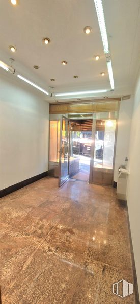 Retail for rent at Avenida Palomeras, Puente de Vallecas, Madrid, 28038 with wood, hall, interior design, flooring, floor, building, fixture, door, hardwood and wood stain around