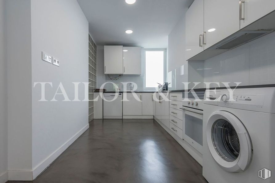 Office for rent at Calle Doctor Esquerdo, Retiro, Madrid, 28007 with washing machine, window, laundry room, clothes dryer, cabinetry, automotive design, laundry, interior design, grey and home appliance around