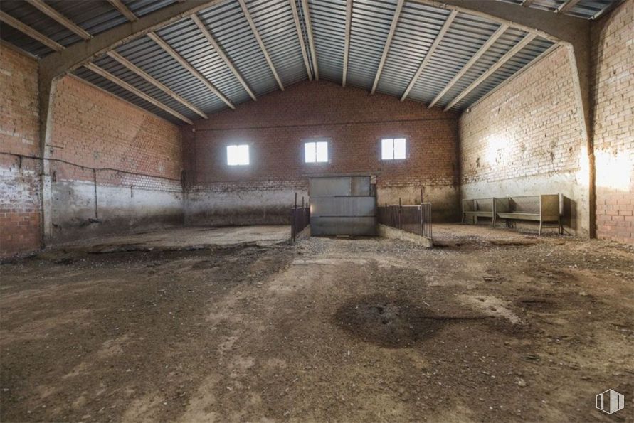 Industrial for sale at Calle Méntrida, s/n, Valmojado, Toledo, 45940 with furniture, building, property, wood, floor, beam, flooring, hall, urban area and house around