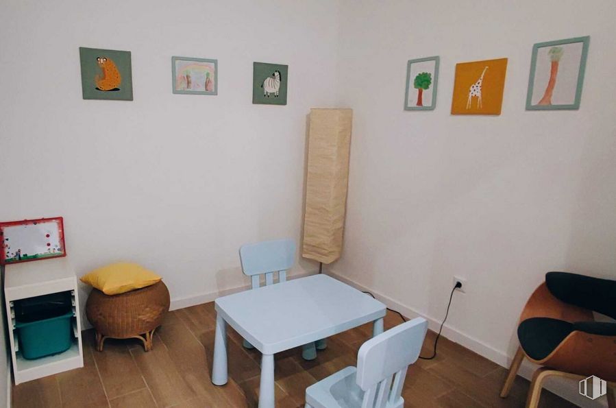 Oficina en alquiler en Calle Canarias, 4, Arganzuela, Madrid, 28045 con mesa, silla, marco, mueble, madera, pintura, arte, pavimentos, casa y madera alrededor