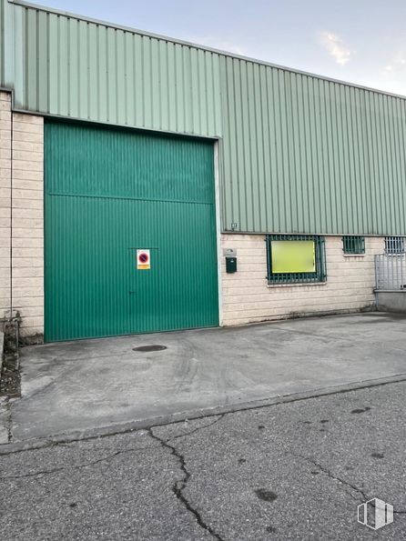 Industrial for rent at Calle Cabo de Finisterre, Arganda del Rey, Madrid, 28500 with wall, composite material, concrete, building material, paint, siding and garage door around