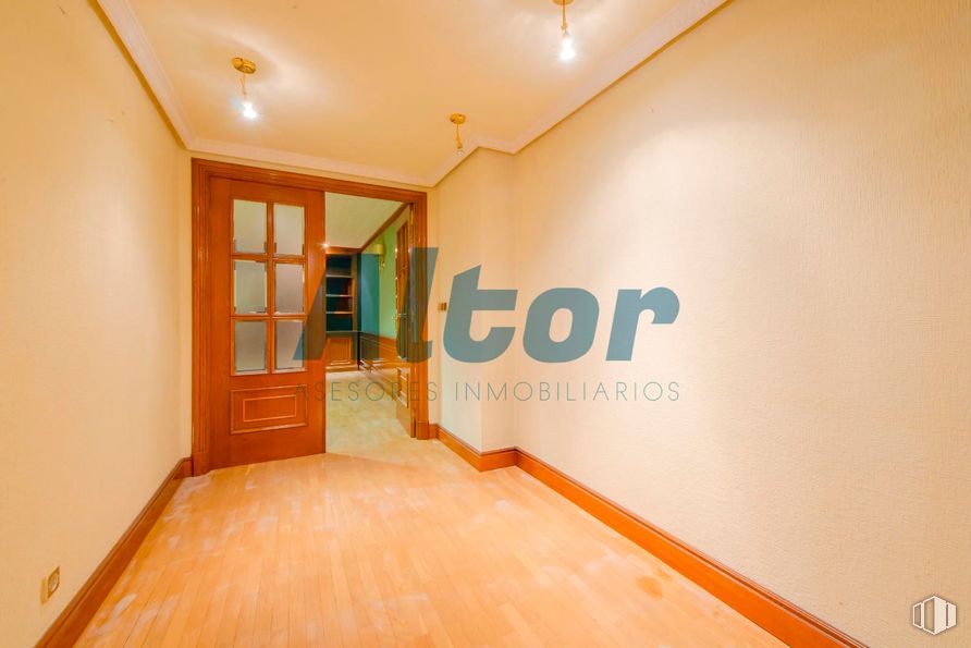 Local en venta en Calle de Alejandro Rodríguez, Tetuán, Madrid, 28039 con puerta, suelo, suelos, diseño, tinte para madera, madera dura y suelos de madera alrededor