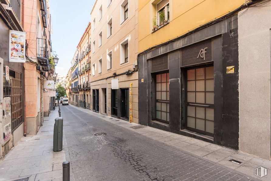 Retail for sale at Zona Malasaña, Centro, Madrid, 28004 with window, building, wall, road surface, road, street, town, urban area, neighbourhood and alley around