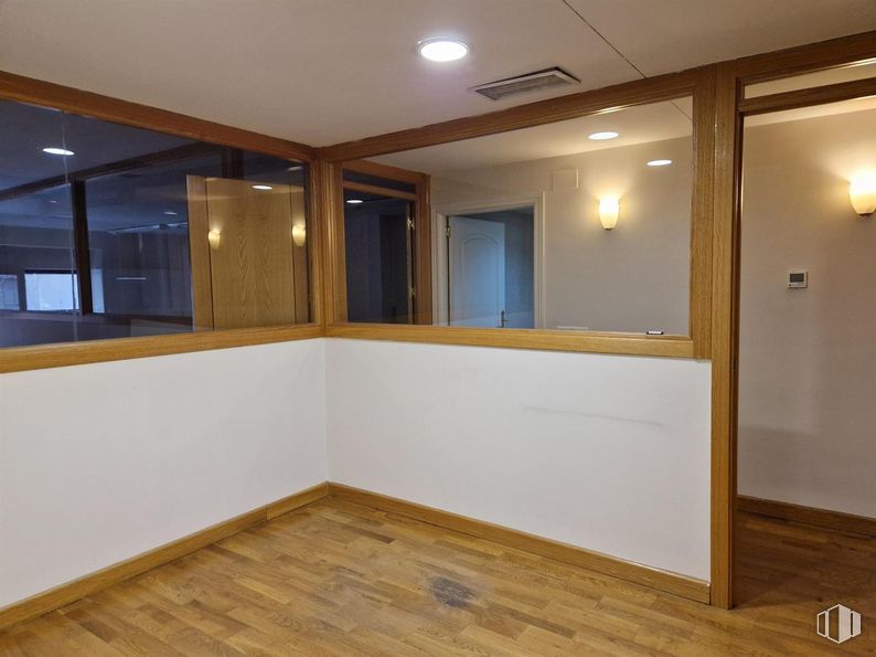 Office for rent at Calle Muñoz Urra, 7, Talavera de la Reina, Toledo, 45600 with wood, fixture, hall, interior design, wood stain, flooring, floor, wall, automotive exterior and hardwood around