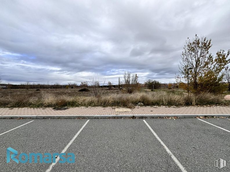 Suelo en venta en Jardines El Soto, Ávila, 05008 con nube, planta, cielo, asfalto, superficie de la carretera, paisaje natural, árbol, llano, hierba y horizonte alrededor