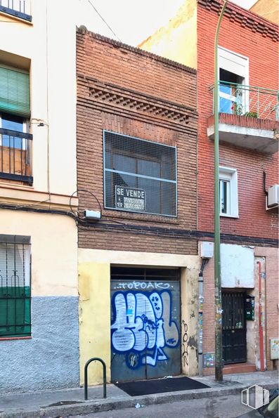 Retail for sale at Calle Teresa Maroto, 6, Puente de Vallecas, Madrid, 28053 with window, daytime, property, blue, building, azure, brickwork, brick, architecture and paint around