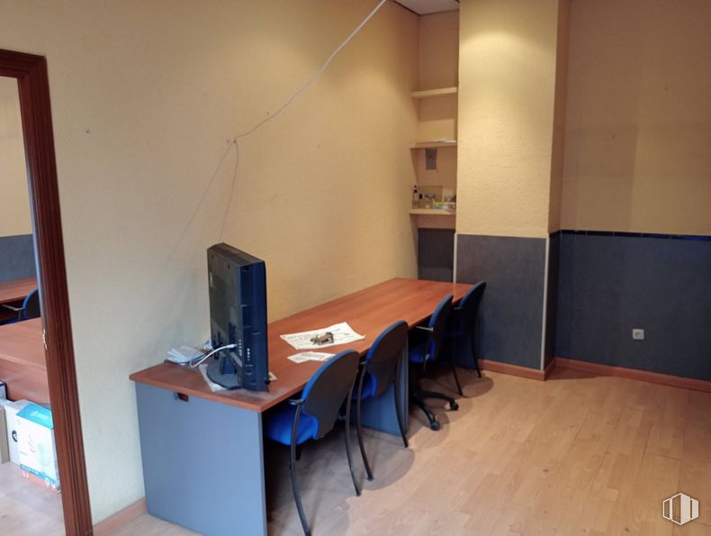 Retail for rent at Calle Río Sella, 6, Móstoles, Madrid, 28934 with chair, desk, computer monitor, furniture, flooring, office equipment, interior design, office chair, electronic device and table around