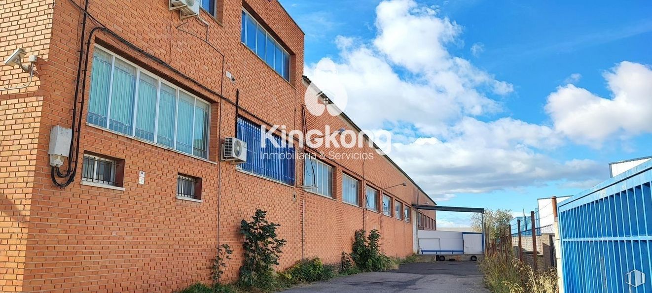 Industrial for sale & for rent at Polígono industrial El Guijar, Arganda del Rey, Madrid, 28500 with window, plant, sky, cloud, property, building, brick, brickwork, fixture and residential area around