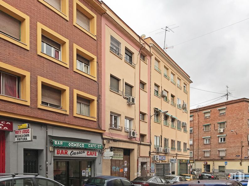 Local en venta en Calle Jesús del Gran Poder, 18, Usera, Madrid, 28026 con edificio, ventana, coche, cielo, rueda, luz de estacionamiento, neumático, vehículo, nube y diseño urbano alrededor