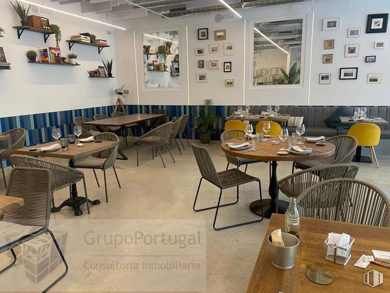 Retail for rent at Zona Viñas Viejas, Boadilla del Monte, Madrid, 28660 with chair, table, property, furniture, lighting, interior design, architecture, flooring, floor and tableware around