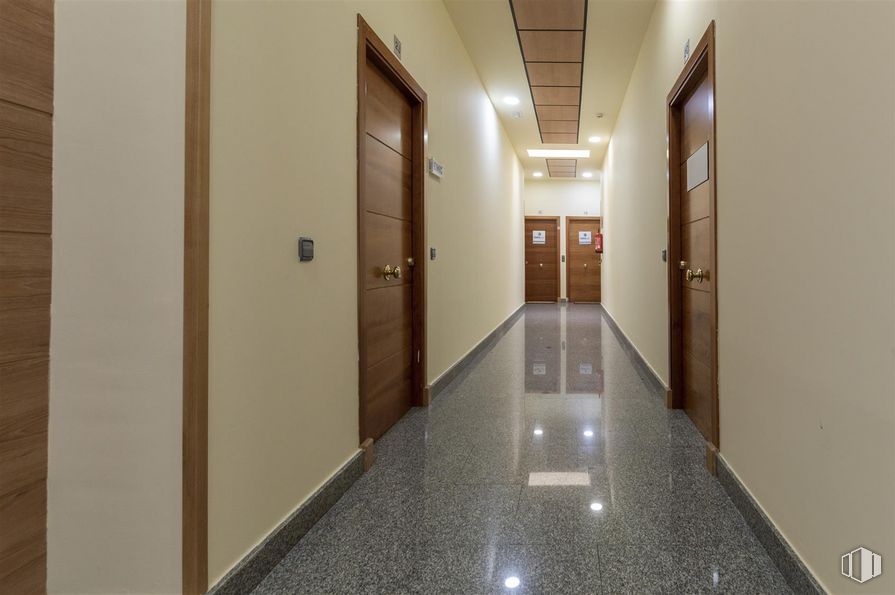 Office for sale at Polígono Industrial Mapfre, Alcalá de Henares, Madrid, 28806 with door, wood, fixture, interior design, hall, floor, flooring, ceiling, building and symmetry around