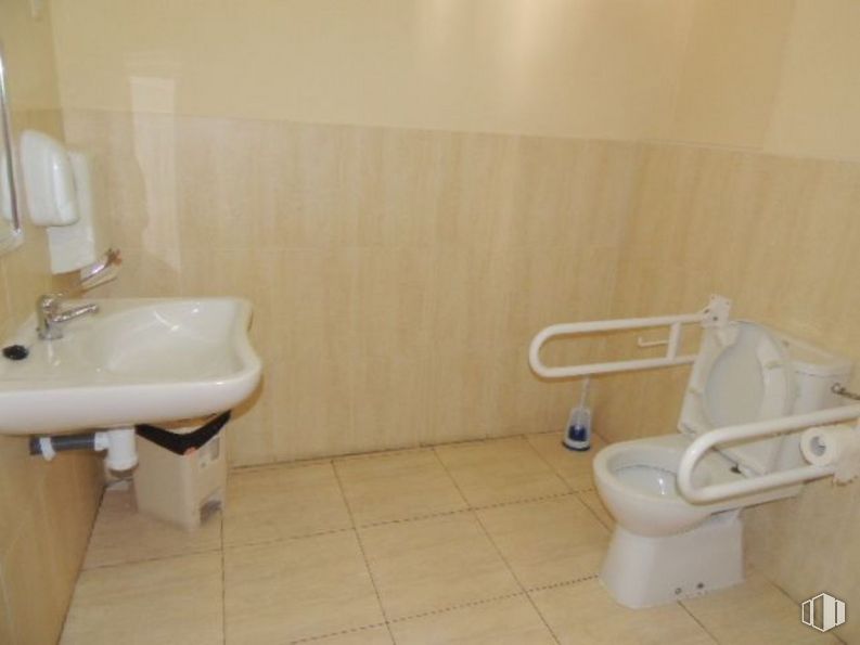 Retail for sale at Calle Felipe Solano Antelo, 16, Guadalajara, 19002 with toilet, sink, tap, property, plumbing fixture, bathroom, purple, fluid, interior design and bathroom sink around