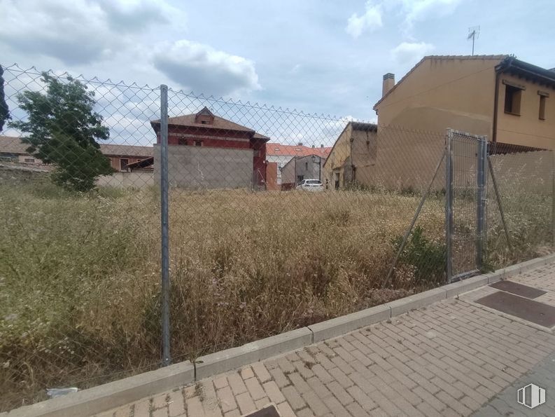 Suelo en venta en Centro urbano, Valverde del Majano, Segovia, 40140 con casa, edificio, cielo, nube, planta, propiedad, ventana, lote de terreno, superficie de la carretera y barrio alrededor