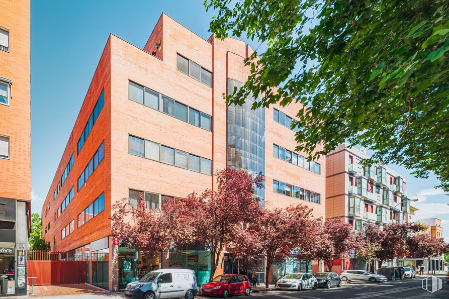 Local en alquiler en Edificio ANSO, Calle López de Hoyos, 155, Chamartín, Madrid, 28002 con edificio, camioneta, ventana, cielo, rueda, neumático, árbol, coche, diseño urbano y barrio alrededor