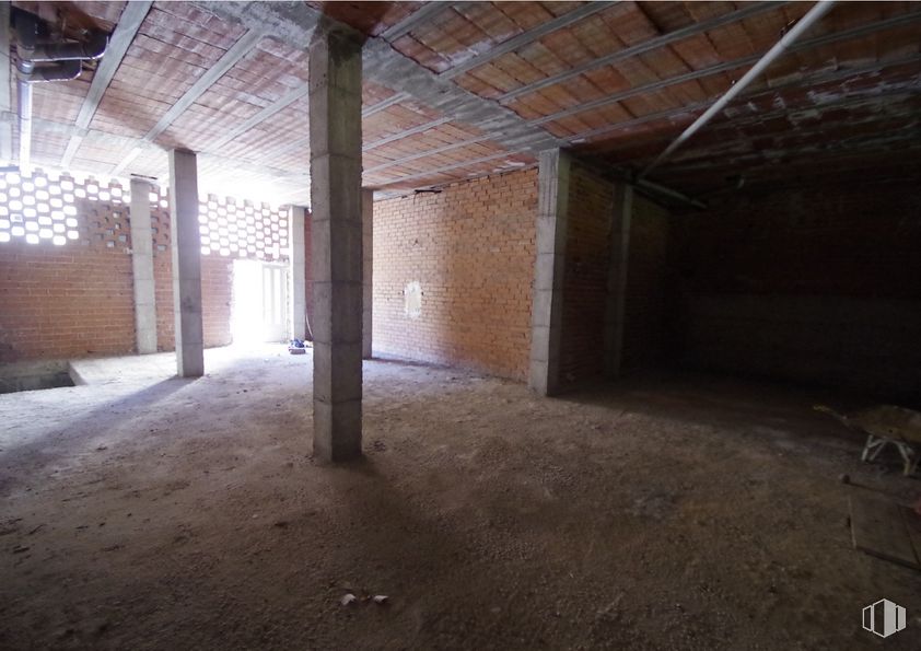 Retail for sale & for rent at Calle Nogal, 1, Las Rozas de Madrid, Madrid, 28230 with animal, wood, floor, flooring, hall, ceiling, house, building, beam and brick around