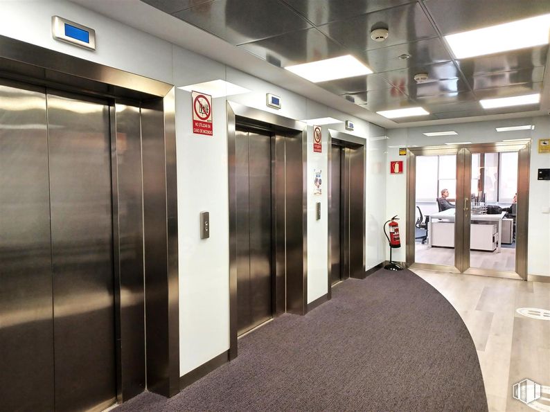 Oficina en alquiler en Calle Agustín de Foxá, 25, Chamartín, Madrid, 28036 con suelos, suelo, interiorismo, techo, puerta, ascensor, vidrio, plata, aluminio y limpieza alrededor