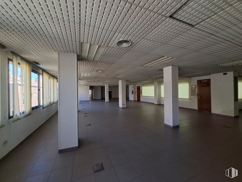 Office for rent at Avenida General Villalba, Toledo, 45003 with door, fixture, interior design, floor, flooring, hall, wall, real estate, ceiling and composite material around