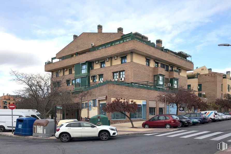 Retail for rent at Calle San Juan, 18, Pinto, Madrid, 28320 with car, building, cloud, wheel, sky, tire, land vehicle, vehicle, property and window around