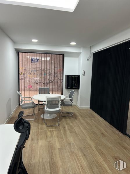 Local en alquiler en Carretera Loeches, Arganda del Rey, Madrid, 28500 con silla, mesa, puerta, mesa de cocina y comedor, edificio, madera, interiorismo, suelos, suelo y suelo laminado alrededor