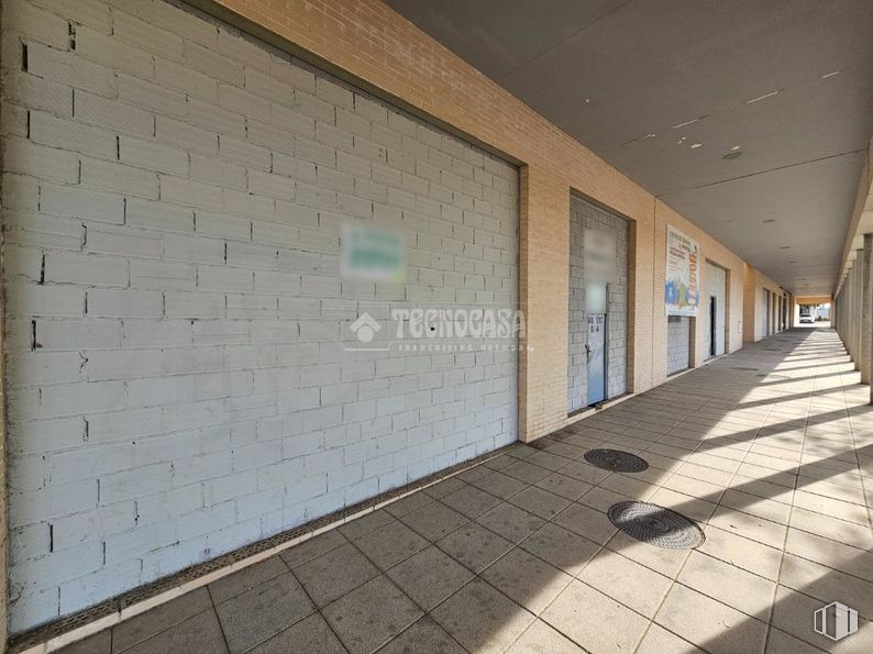 Local en alquiler en Zona Ensanche Sur, Alcorcón, Madrid, 28922 con superficie de la carretera, alumbrado, madera, suelos, suelo, línea, material compuesto, fachada, rectángulo y hormigón alrededor