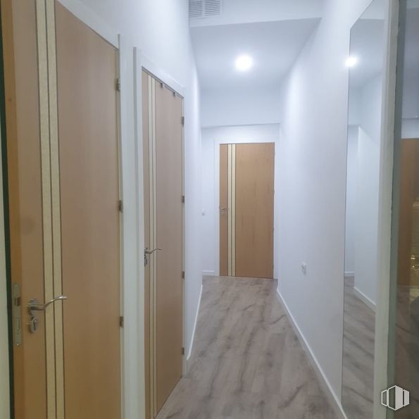 Local en alquiler en Centro Comercial Zoco Pozuelo, Calle Barlovento, 30, Pozuelo de Alarcón, Madrid, 28223 con accesorio, puerta, madera, interiorismo, edificio, pintura, suelos, suelo, tinte para madera y madera dura alrededor