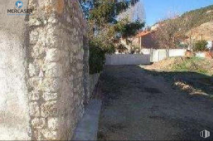 Suelo en venta en Callejón Callejuela, 20, Guadalajara, 19197 con planta, cielo, árbol, superficie de carretera, paisaje, maletero, asfalto, puerta, carretera y casa alrededor